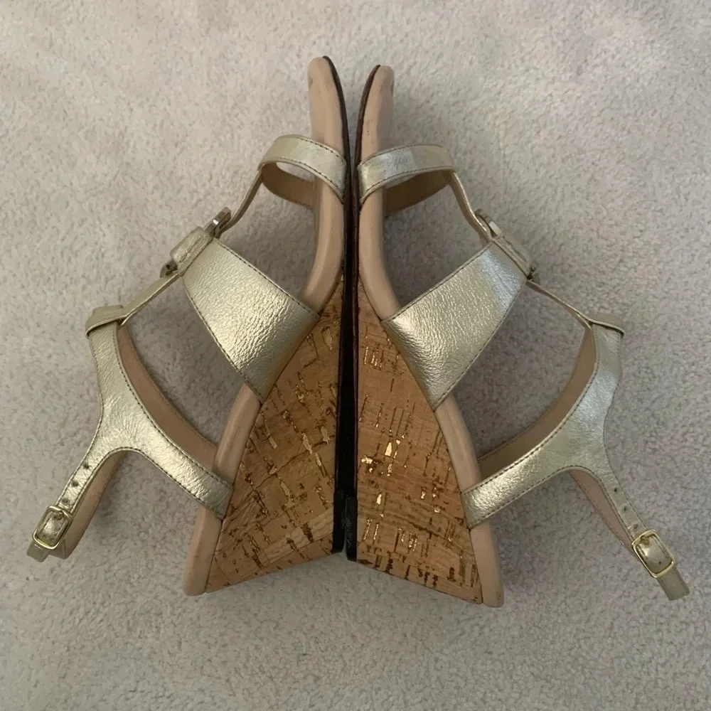 TOMMY Bahama Wedges, gold T-strap, 7
